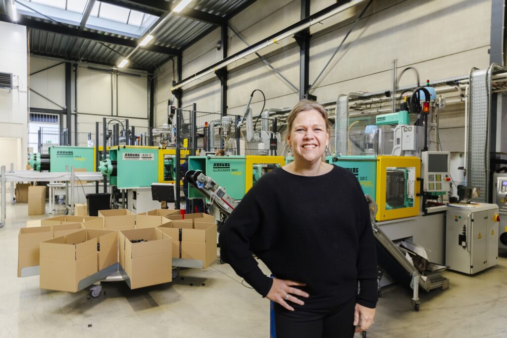 Directeur Cristel Rijnen in duurzame spuitgietfabriek Injection Point